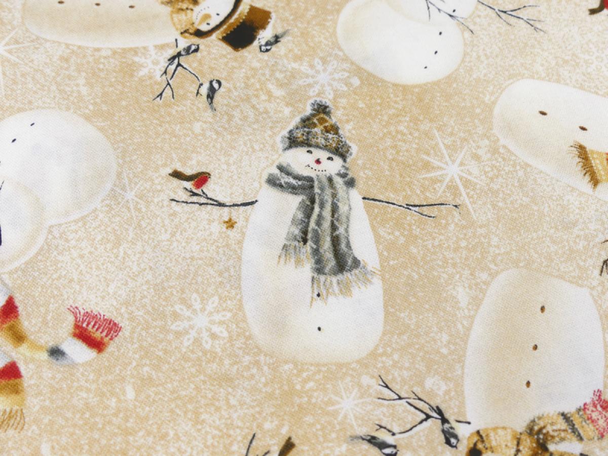 Patchworkstoff Woodland Friends mit Schneemännern und Vögel auf einem tan farbenen marmorierten Untergrund Detailansich